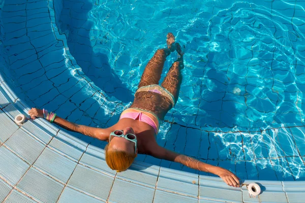 Chica en la piscina — Foto de Stock