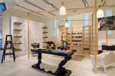 Parfüm mağaza köşesi