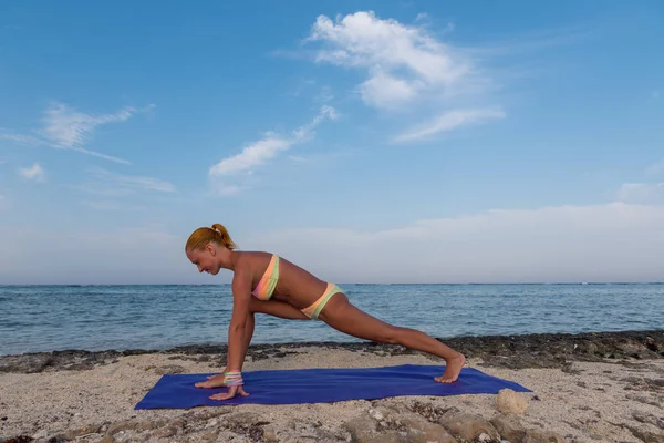 Kvinna som gör yoga — Stockfoto