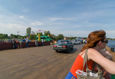 Volga'da feribotta olan insanlar