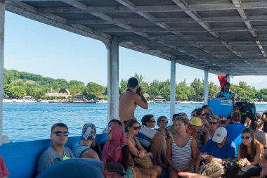Teknede turistler