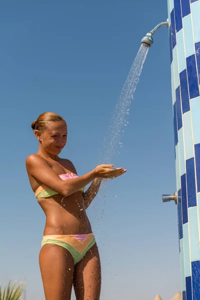 Jeune femme prenant une douche — Photo