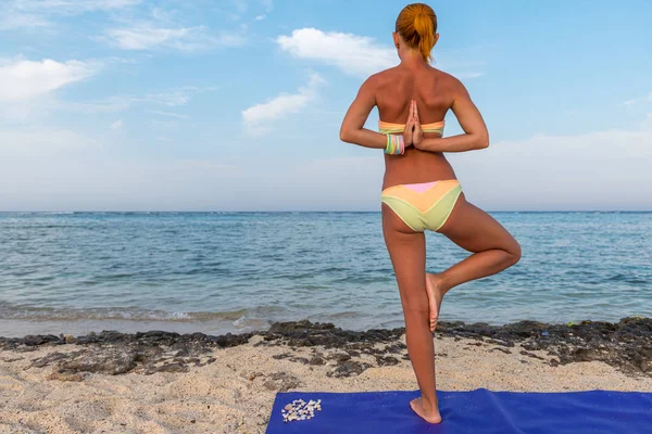 Mujer haciendo yoga —  Fotos de Stock