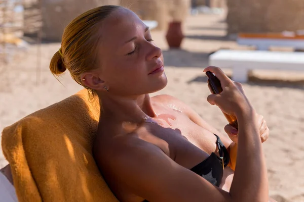 Sensual mulher magro aplicando óleo bronzeado do sol — Fotografia de Stock