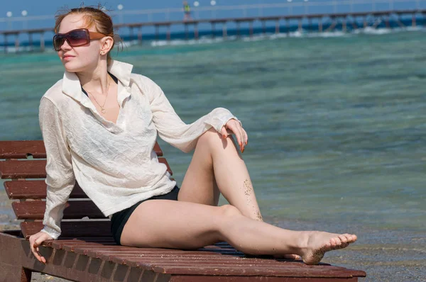 Hermosa joven en la playa — Foto de Stock