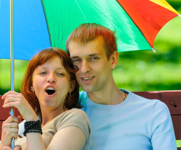 Młoda para z parasolem — Zdjęcie stockowe