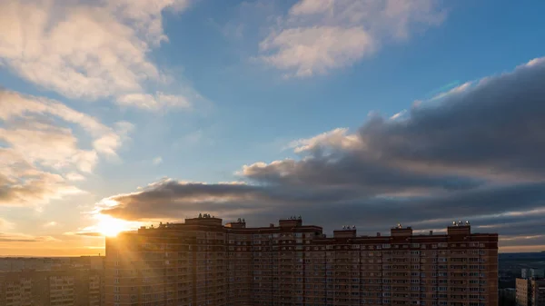 Солнце восходит над городом — стоковое фото