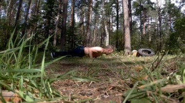 Ormanda çalışan adam