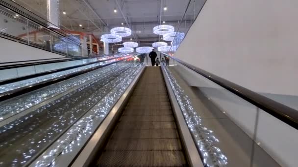 购物中心的 Pov 自动扶梯 — 图库视频影像