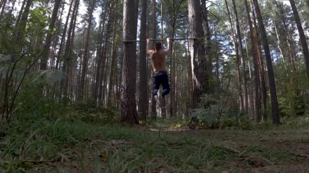 Homem trabalhando no estilo calistênico da floresta — Vídeo de Stock