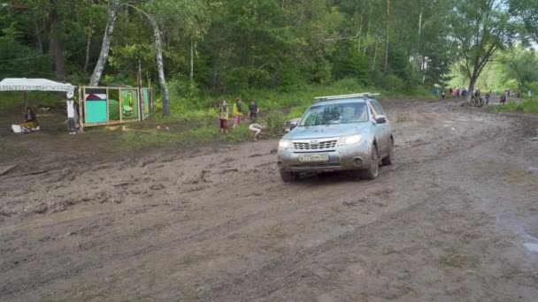 Vehículo conduciendo por carretera fangosa en el festival — Vídeos de Stock