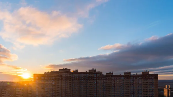 Sol nascendo sobre a cidade — Fotografia de Stock