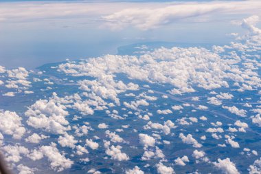 Uçak penceresindeki bulutlar