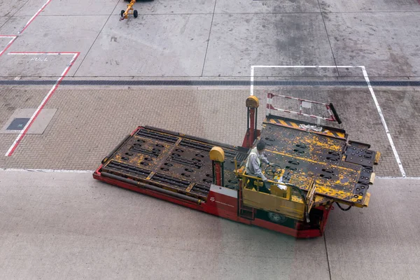 香港空港の貨物ローダー飛行場 — ストック写真