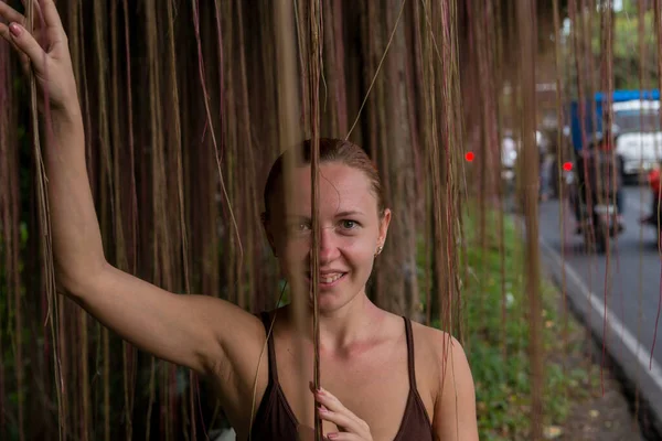 Jovem mulher na rua de Ubud — Fotografia de Stock