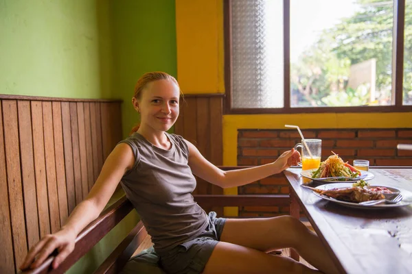 Junge Frau in balinesischem Café — Stockfoto