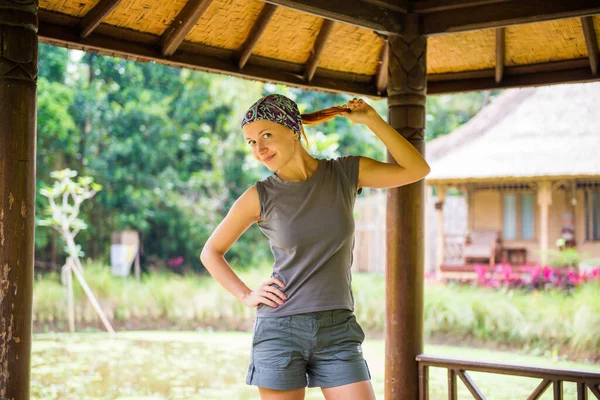 Junge Frau im balinesischen Garten — Stockfoto