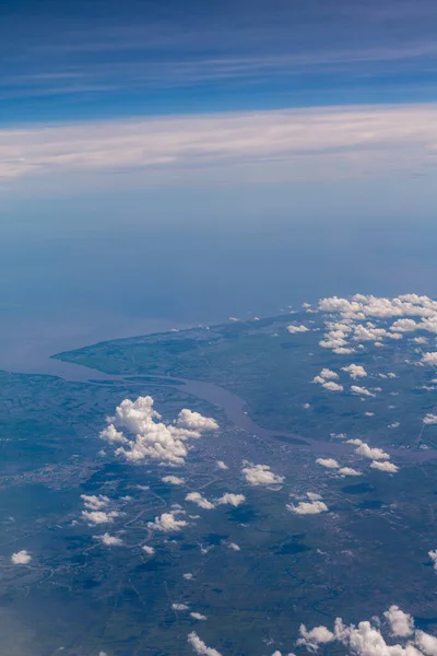 飛行機の窓の雲 — ストック写真