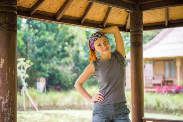 Junge Frau im balinesischen Garten — Stockfoto