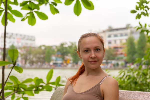 Young tourist at Hoan Kiem lake — Stock Photo, Image