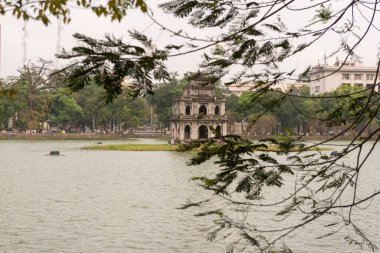Hoan Kiem gölündeki kaplumbağa kulesi.
