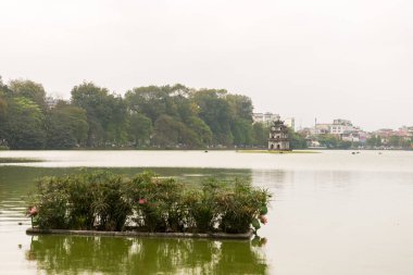Hoan Kiem gölündeki kaplumbağa kulesi.
