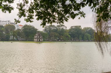 Hoan Kiem gölündeki kaplumbağa kulesi.