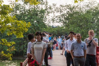 Hoan Kiem Gölü 'nde turistler