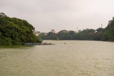 Hanoi şehrinin merkezinde bir göl manzarası