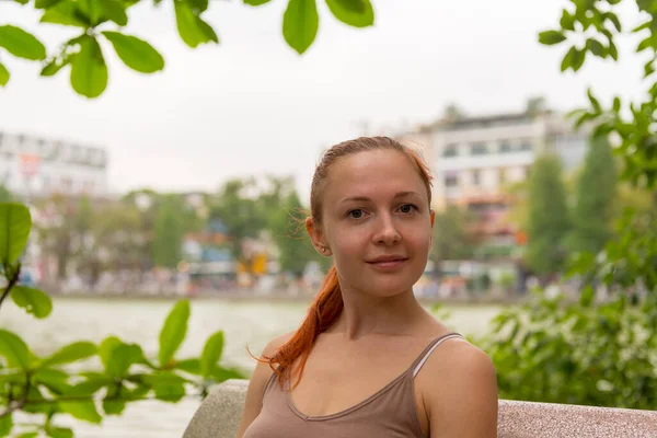 Young tourist at Hoan Kiem lake — Stock Photo, Image