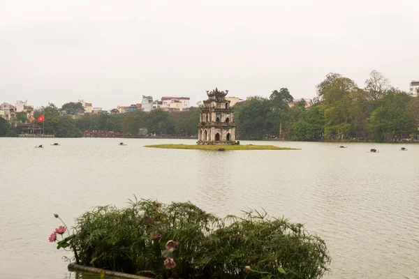 Torre de tartaruga em Hoan Kiem lago — Fotografia de Stock