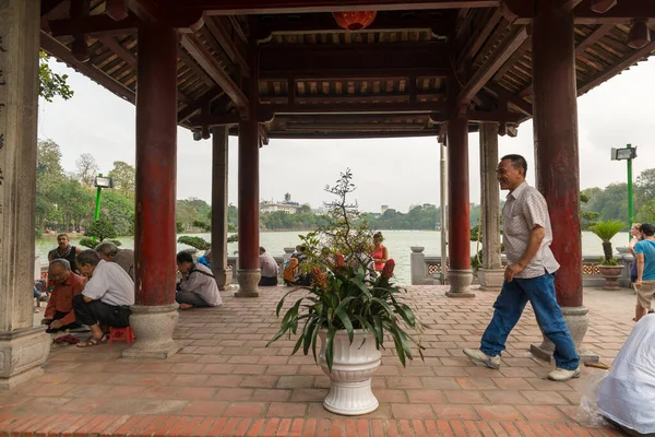 Templo no lago Hoan Kiem — Fotografia de Stock