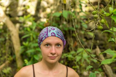 Güzel bir genç kadının portresi.