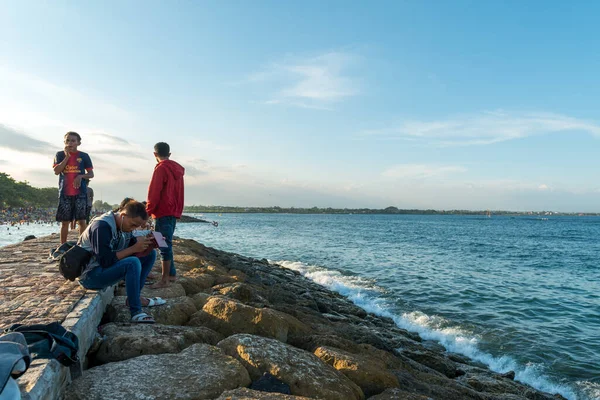 Widok nieznanych ludzi na plaży — Zdjęcie stockowe