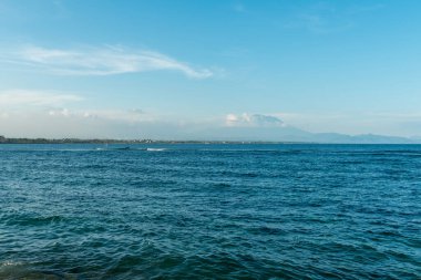 Sanur sahilinde deniz.