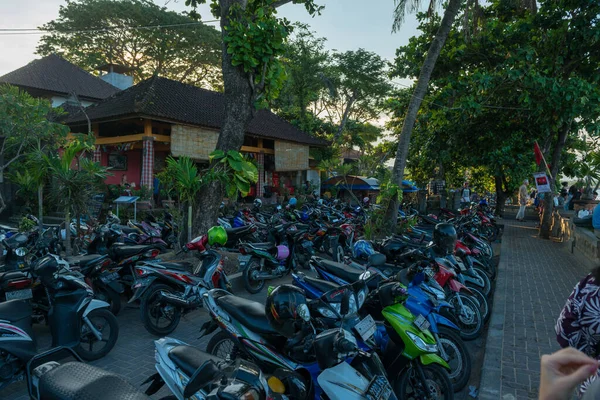 Veel motoren in de buurt van cafe — Stockfoto