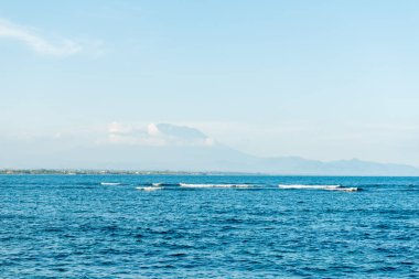 Sanur sahilinde deniz.