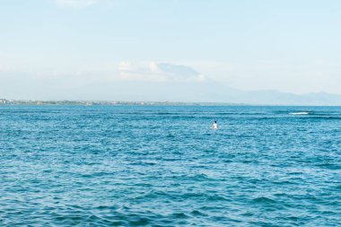 Sanur sahilinde deniz.