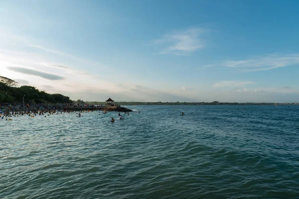 Widok nieznanych ludzi na plaży — Zdjęcie stockowe