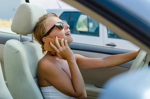 Frau fährt Auto — Stockfoto