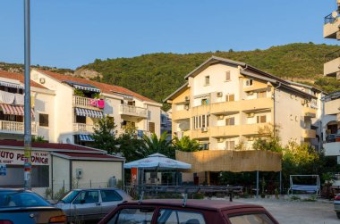 Budva Sokaklarında Cephe