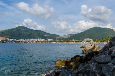 Budva kıyı şeridi manzarası