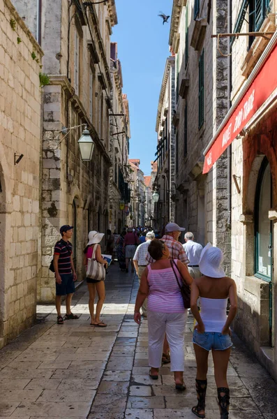 Eski Dubrovnik sokaklarındaki turistler