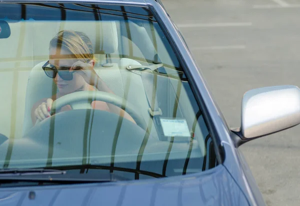 Mulher dirigindo um carro — Fotografia de Stock