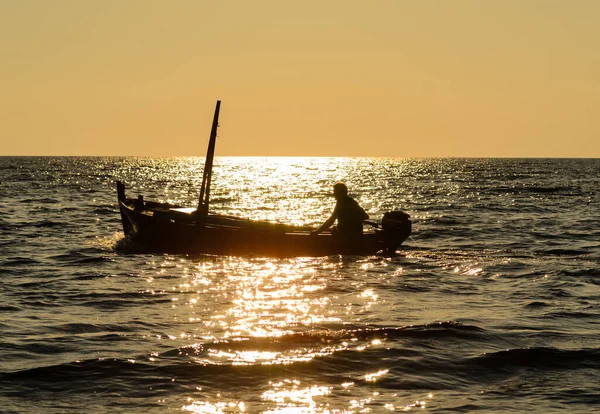 Fiskare i sin båt — Stockfoto