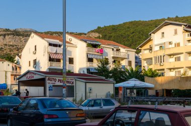 Budva Sokaklarında Cephe