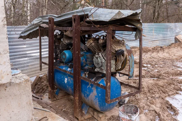 Дизельний генератор на місці будівництва взимку. — стокове фото