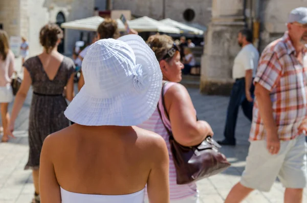Eski Dubrovnik sokaklarındaki turistler