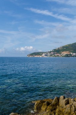 Budva kıyı şeridi manzarası