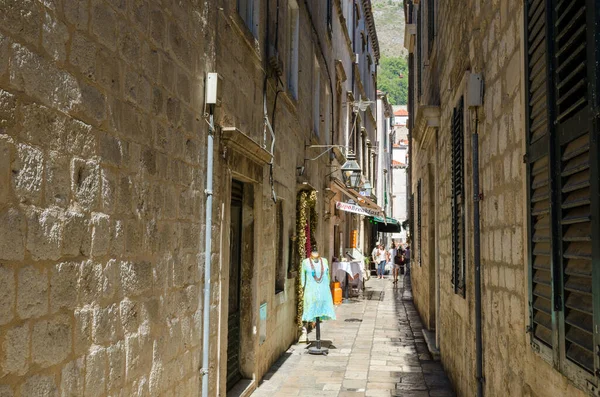 Touristes dans les rues de la vieille ville Dubrovnik — Photo